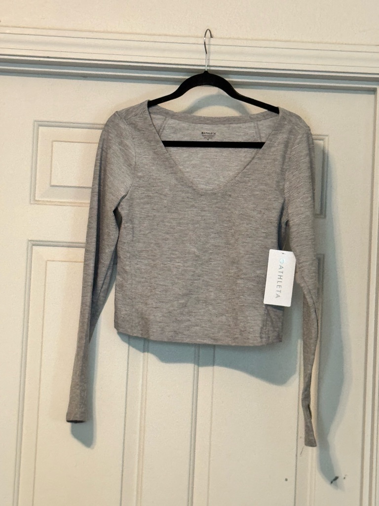 Athleta Light Gray V-Neck Long Sleeve Cropped Tee